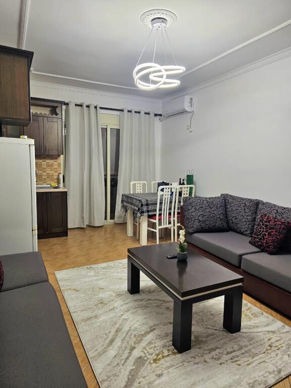 🏡 Jepet me qira Apartament 2+1+2 📍 Fresk, pranë Restorant Deliut – Rruga e Teleferikut 🏢 Kati 5, pallat i ri me ashensor 🛋️ Totalisht i mobiluar  💶 Çmimi: 45,000 lekë / muaj