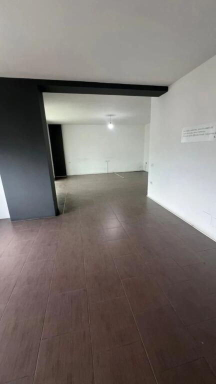 Locale Commerciale in Affitto a Zogu i Zi, al Ring Center 🏢📍