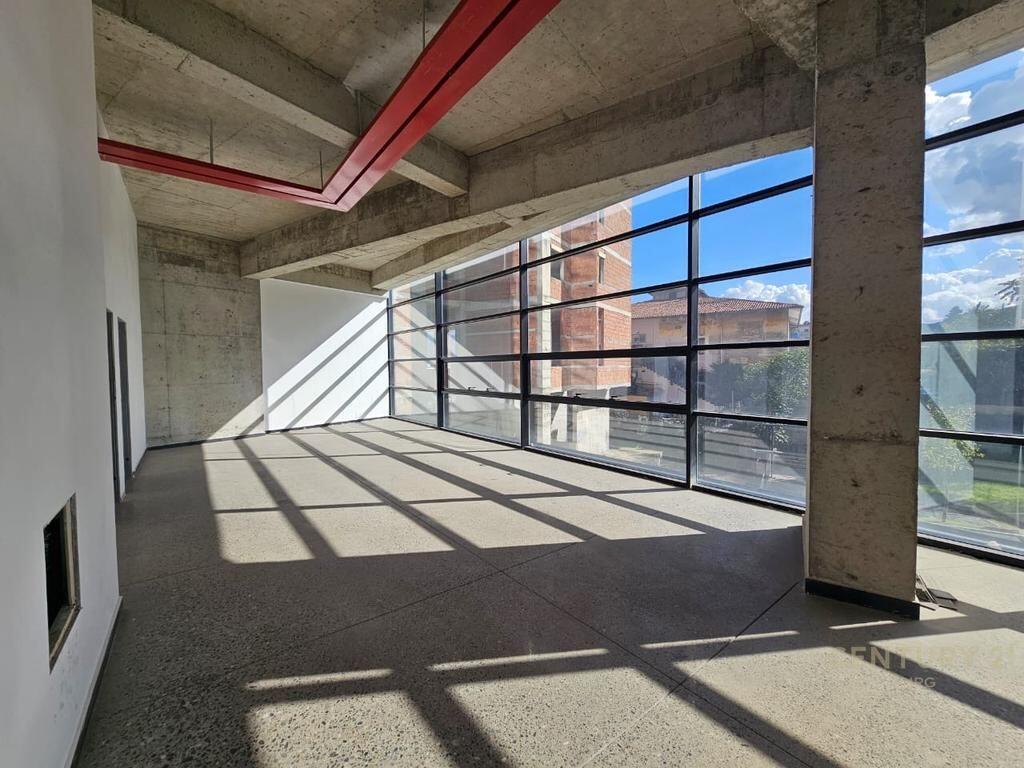QIRA | Godinë 10-Katëshe në Rrugën e Kavajës – 4,500 m² Ndërtim