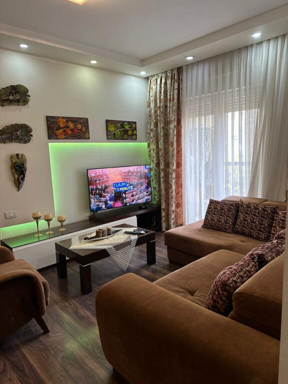 🏡✨ Jepet me Qira – Apartament 3+1 📍 Lokacioni: Kompleksi Kontakti, 21 Dhjetori 💶 Çmimi: 1,000 € / muaj