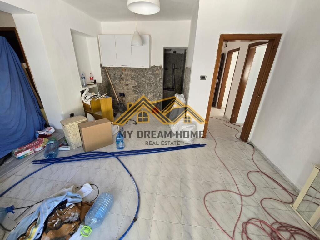 VENDESI 2 APPARTAMENTI 2+1+ 200m2 VERANDA VICINO ALLA SCUOLA 2 GJELAT DURRES!