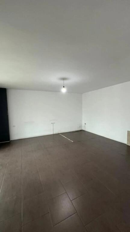 Locale Commerciale in Affitto a Zogu i Zi, al Ring Center 🏢📍