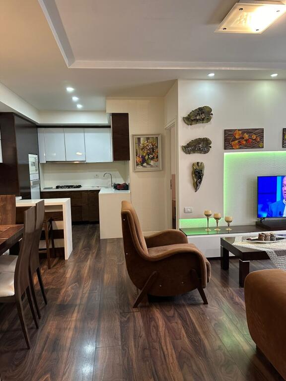 🏡✨ Jepet me Qira – Apartament 3+1 📍 Lokacioni: Kompleksi Kontakti, 21 Dhjetori 💶 Çmimi: 1,000 € / muaj