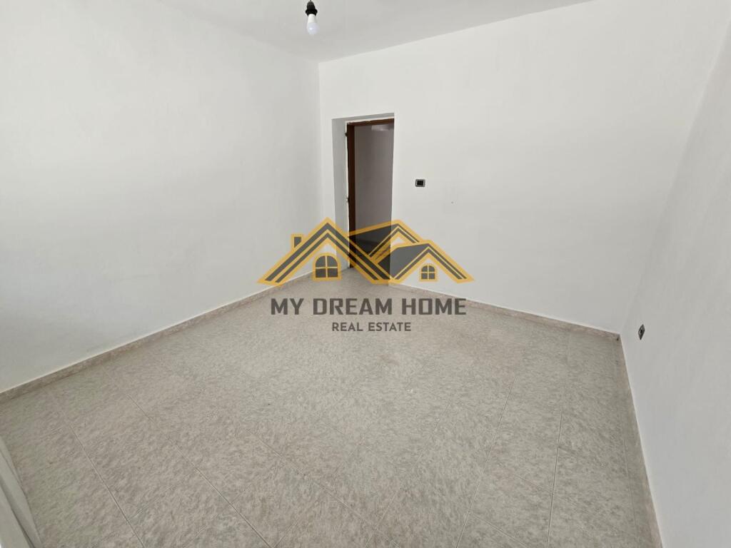 VENDESI 2 APPARTAMENTI 2+1+ 200m2 VERANDA VICINO ALLA SCUOLA 2 GJELAT DURRES!