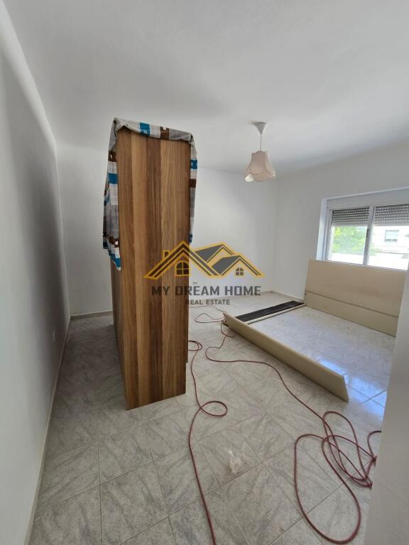VENDESI 2 APPARTAMENTI 2+1+ 200m2 VERANDA VICINO ALLA SCUOLA 2 GJELAT DURRES!
