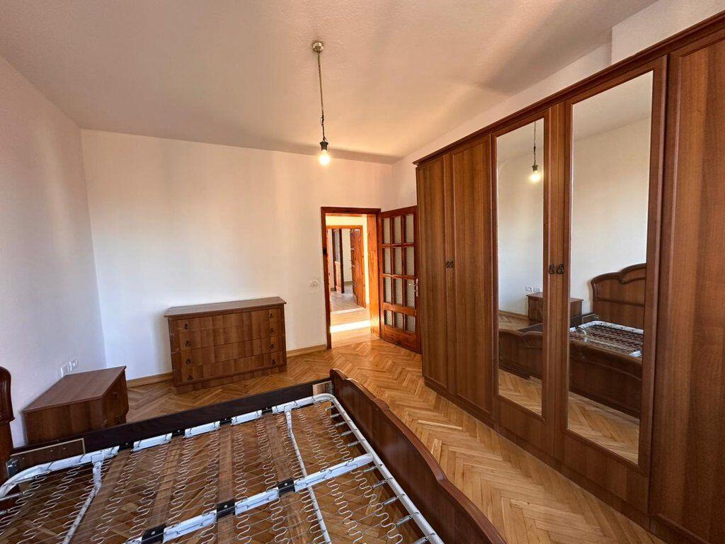 JEPET ME QIRA AMBIENT PER ZYRA NE RRUGEN E BARRIKADAVE !