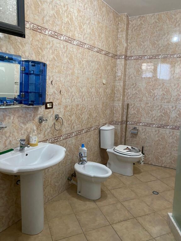 🏢 Ambient Biznesi me Qira – 180 m²  📍 Pranë Fakultetit Ekonomik