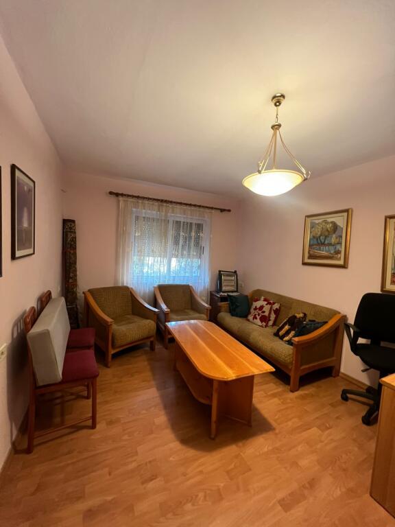 📍 Jepet me Qera Apartament 1+1 në Qendër të Tiranës tek Bulevardi Zogu i Pare