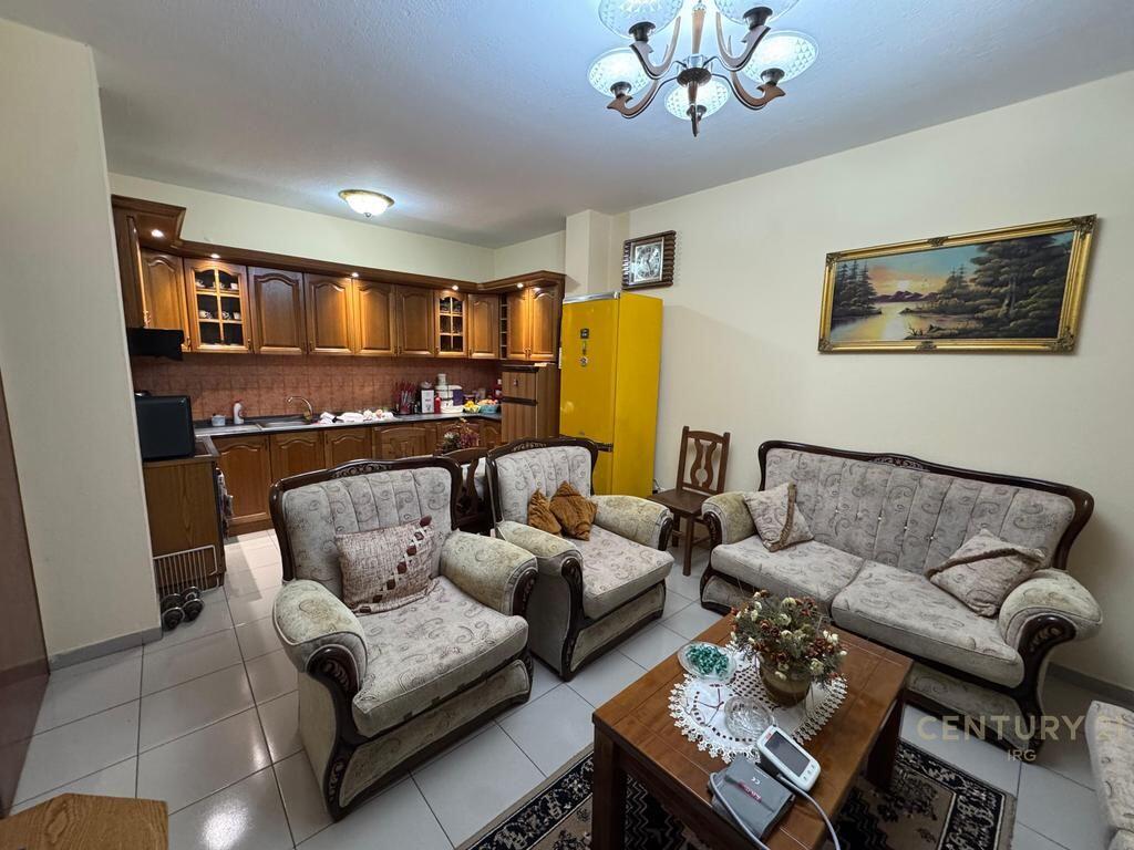 Shitet Apartament 3+1 me Oborr – Pranë Restorant Durrësit