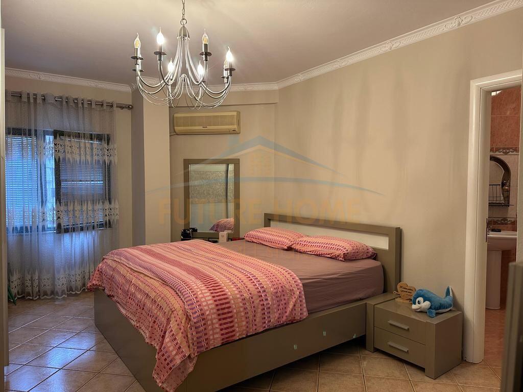 Shitet, Apartament 2+1+2, Stacioni i Trenit