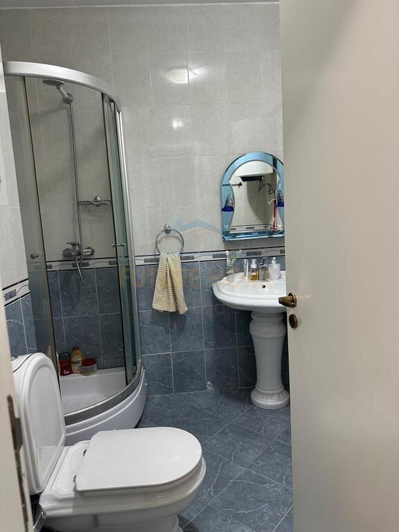 Shitet, Apartament 2+1+2, Stacioni i Trenit