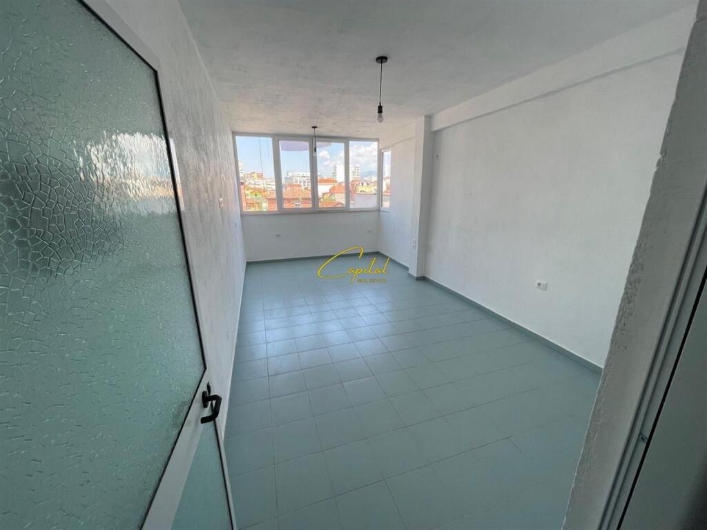 OFFICE FOR RENT 90 M2 NEW MARKET 80,000 LEKE