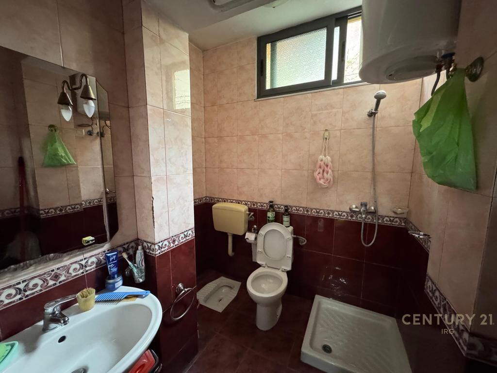 Shitet Apartament 3+1 me Oborr – Pranë Restorant Durrësit