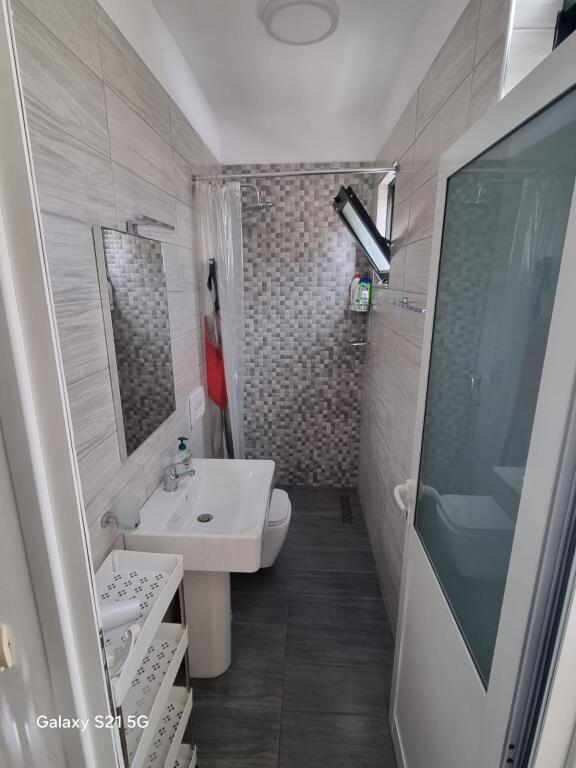 Apartment 1+1, Petro Nini!