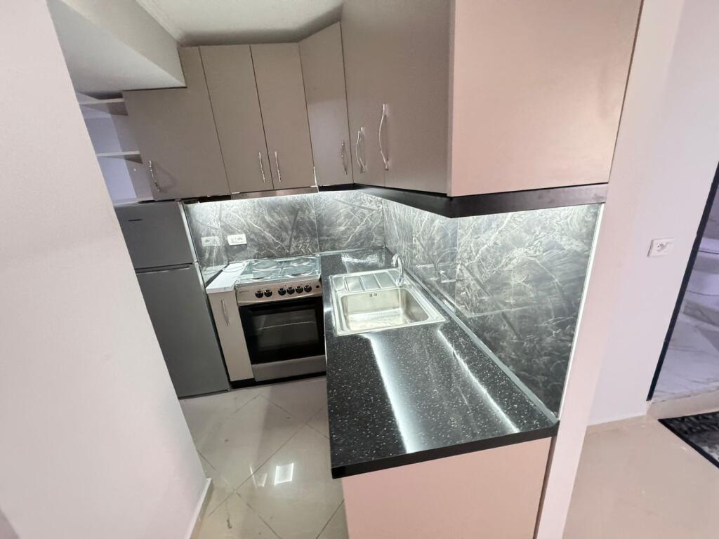 Qera Apartament 1+1 📍Xhamlliku 🛣️ Perballe Shkolles Niket Dardani ✨💶Cmimi: 35000 leke