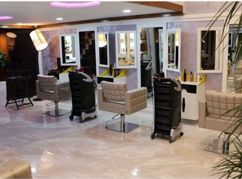 Vendesi Duplex in Vendita 330,000 € + Attività! Completamente Arredato per Estetica &amp; Parrucchiere! 330,000 €