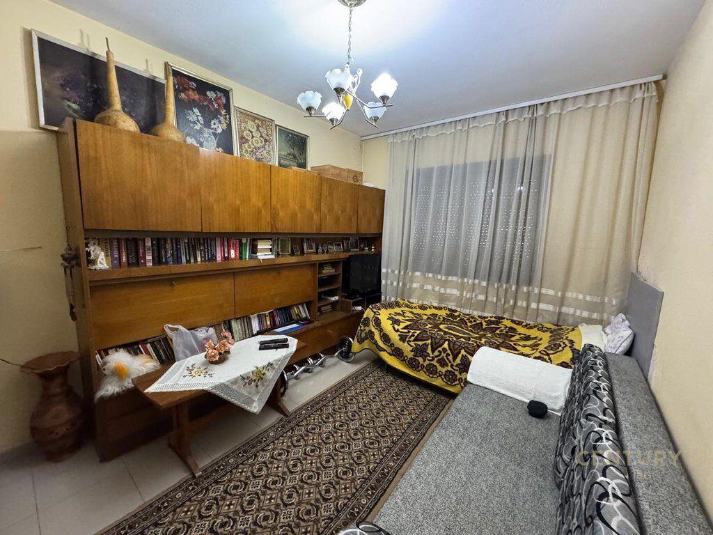 Shitet Apartament 3+1 me Oborr – Pranë Restorant Durrësit