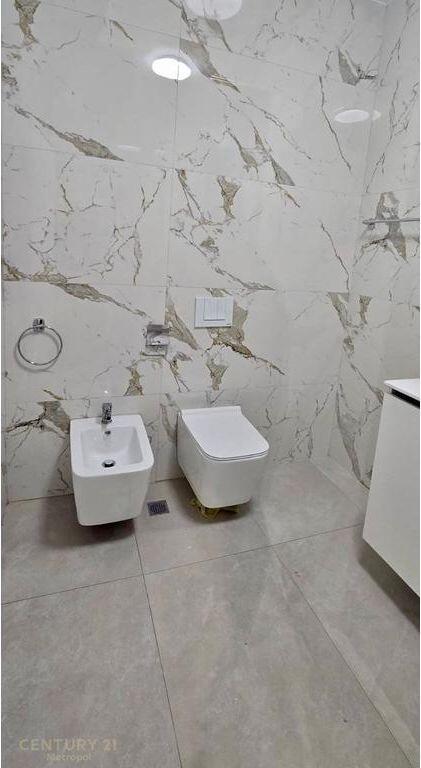 AFFITTASI APPARTAMENTO 1+1, ZOGU I ZI! 700 € /Mese Sup. Totale  77m2