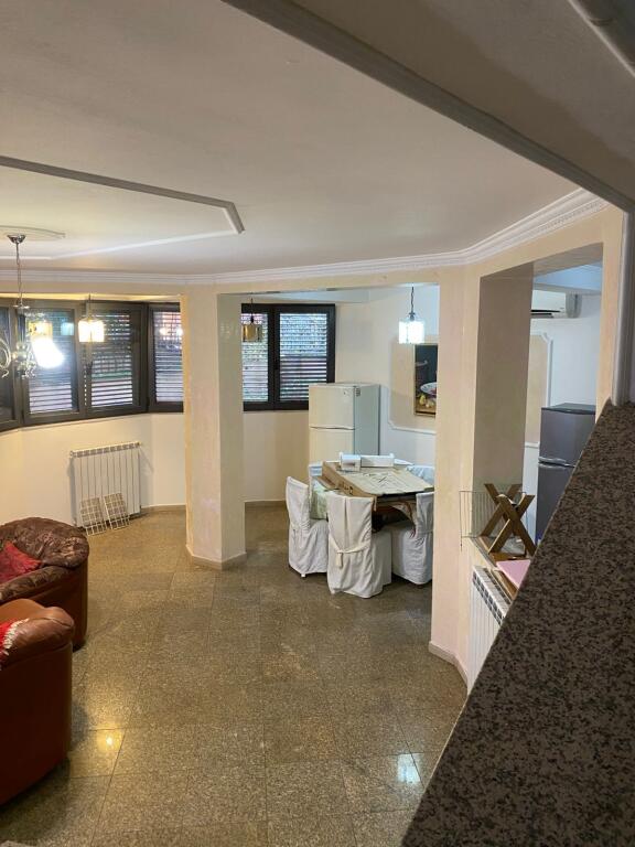 🏢 Ambient Biznesi me Qira – 180 m²  📍 Pranë Fakultetit Ekonomik