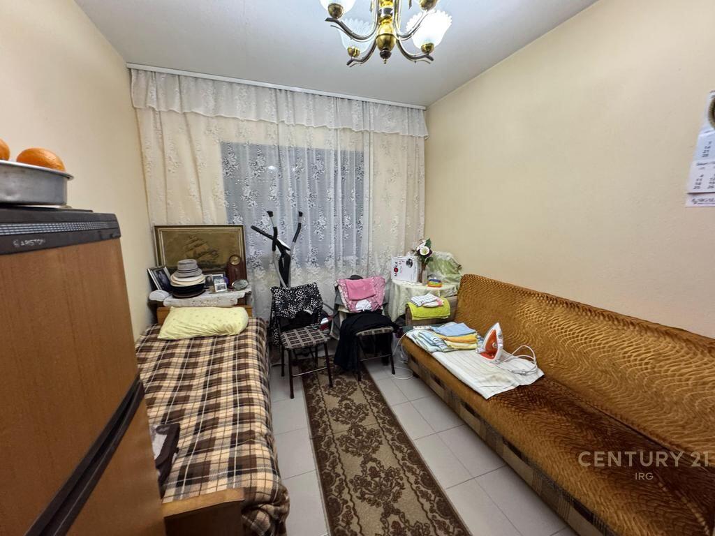 Shitet Apartament 3+1 me Oborr – Pranë Restorant Durrësit