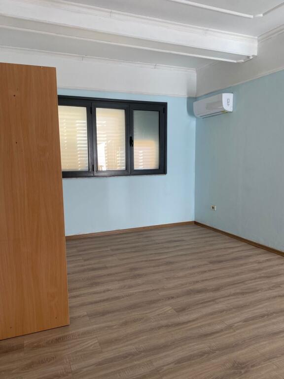 🏢 Ambient Biznesi me Qira – 180 m²  📍 Pranë Fakultetit Ekonomik