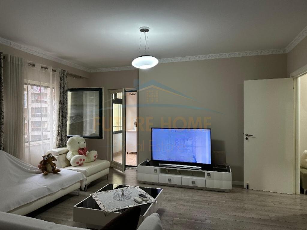 Shitet, Apartament 2+1+2, Stacioni i Trenit
