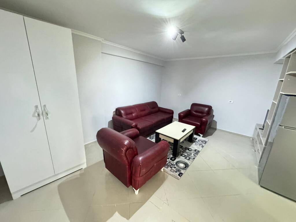 Qera Apartament 1+1 📍Xhamlliku 🛣️ Perballe Shkolles Niket Dardani ✨💶Cmimi: 35000 leke
