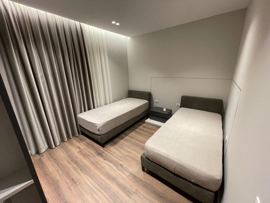 🏡 Affittasi appartamento 2+1  📍 Ex Campo di Aviazione, vicino al parco 💰 Prezzo: 70.000 Lek/mese