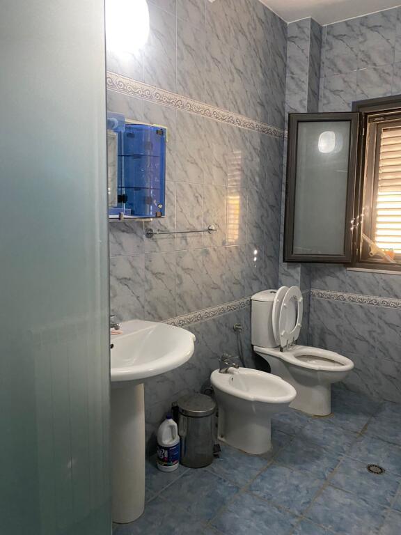 🏢 Ambient Biznesi me Qira – 180 m²  📍 Pranë Fakultetit Ekonomik