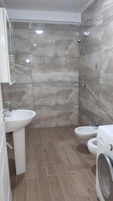 Affittasi 2+1+2wc al 6° piano, via 5 Maji, Palazzo Vila L, Completamente arredato