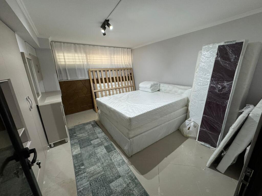 Qera Apartament 1+1 📍Xhamlliku 🛣️ Perballe Shkolles Niket Dardani ✨  🏢Ndertim i ri  🪜Kati i 0 🛋️I mobiluar   💶Cmimi: 35000 leke