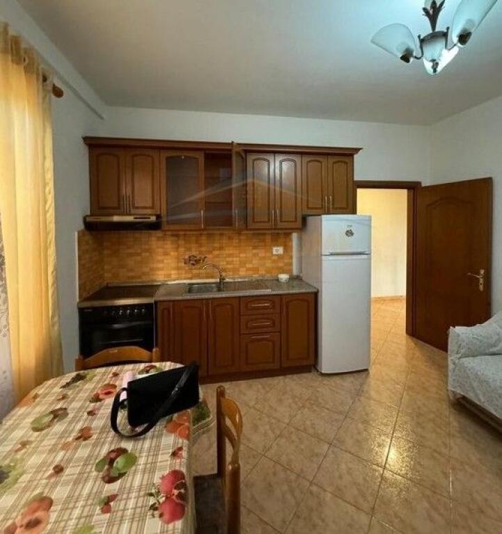 In vendita, Appartamento 1+1, Komuna e Parisit, Tirana.