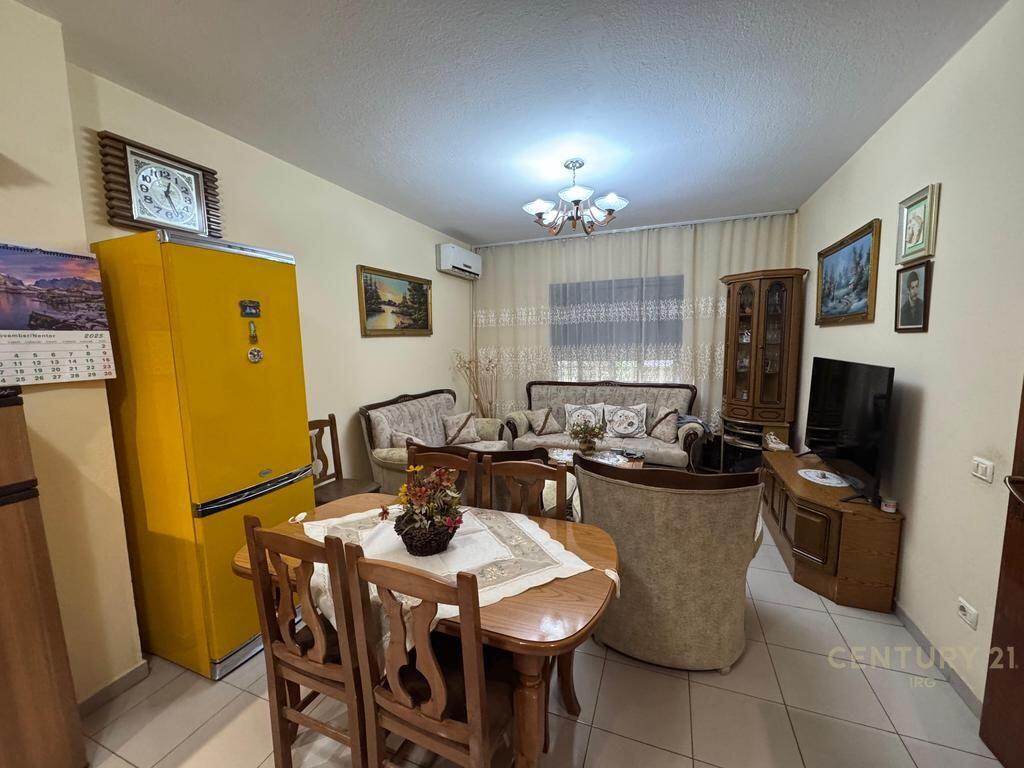 Shitet Apartament 3+1 me Oborr – Pranë Restorant Durrësit