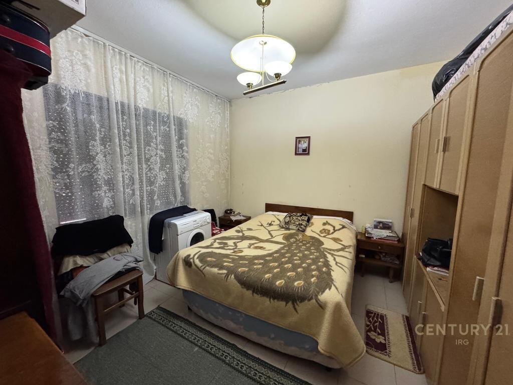 Shitet Apartament 3+1 me Oborr – Pranë Restorant Durrësit