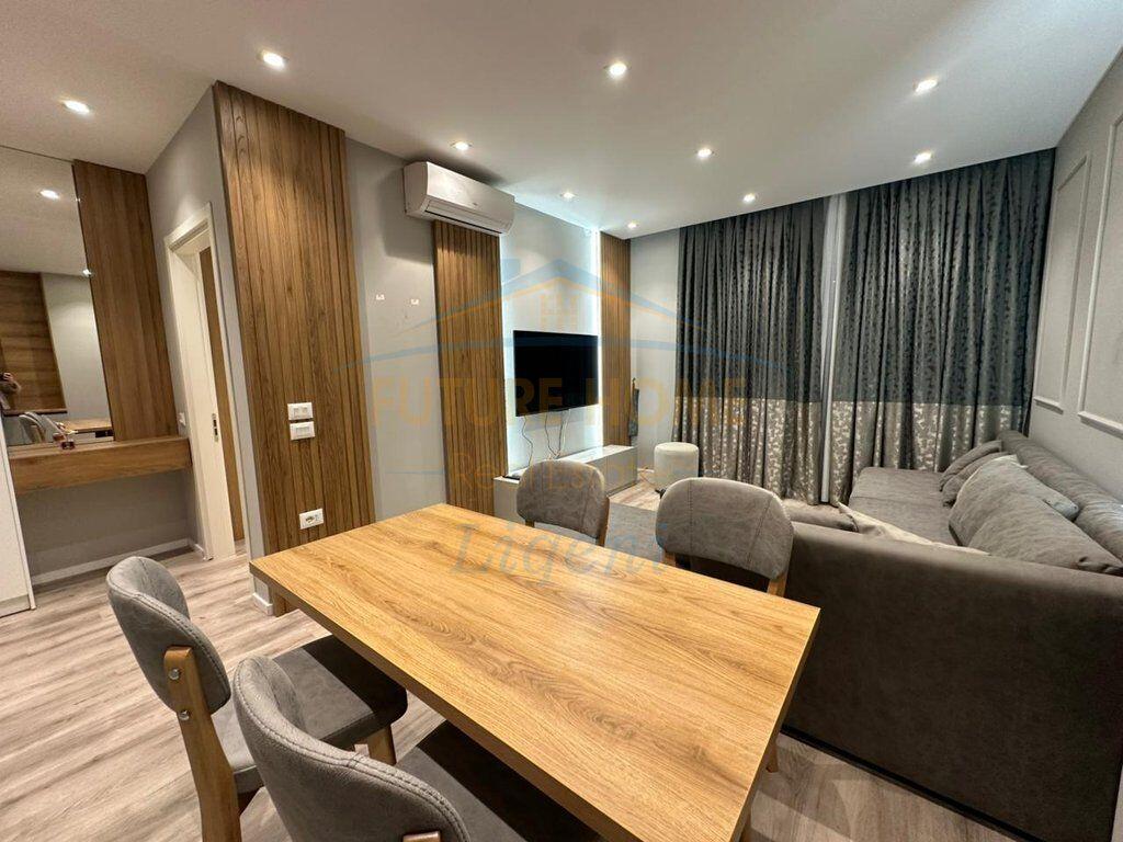 Shitet, Apartament 1+1+Post Parkimi, Shkolla e Kuqe, Tirane.