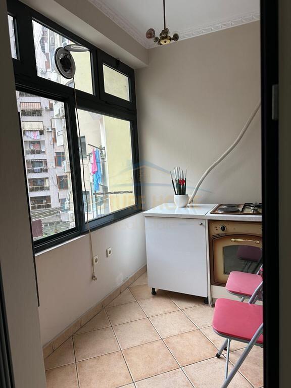 Shitet, Apartament 2+1+2, Stacioni i Trenit