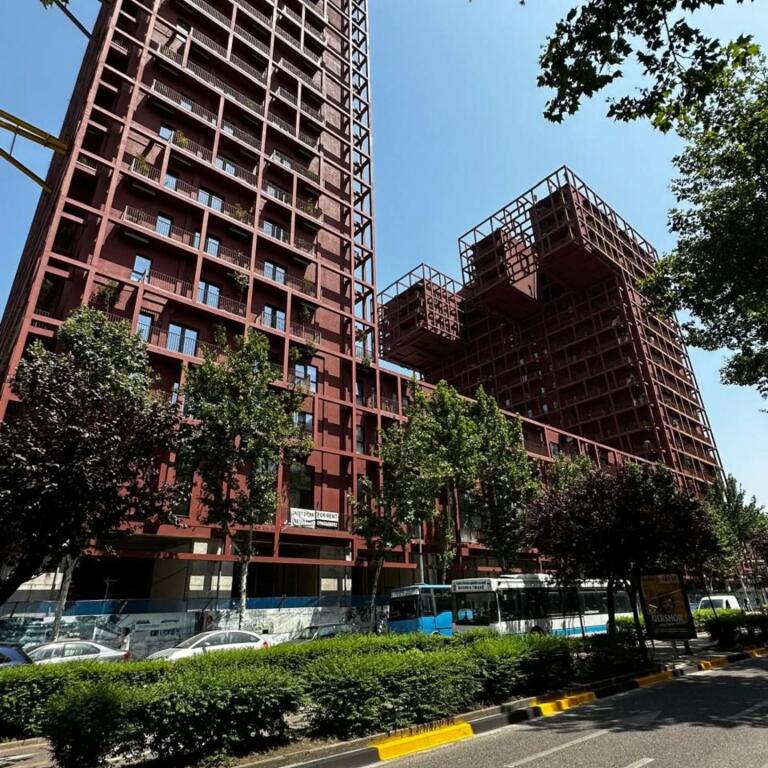 Shitet Super Ambient Biznesi te Tirana Garden  Building në Rrugën e Kavajës.