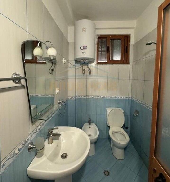 In vendita, Appartamento 1+1, Komuna e Parisit, Tirana.