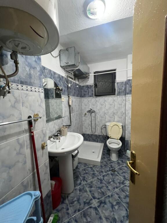 📍 Jepet me Qera Apartament 1+1 në Qendër të Tiranës tek Bulevardi Zogu i Pare