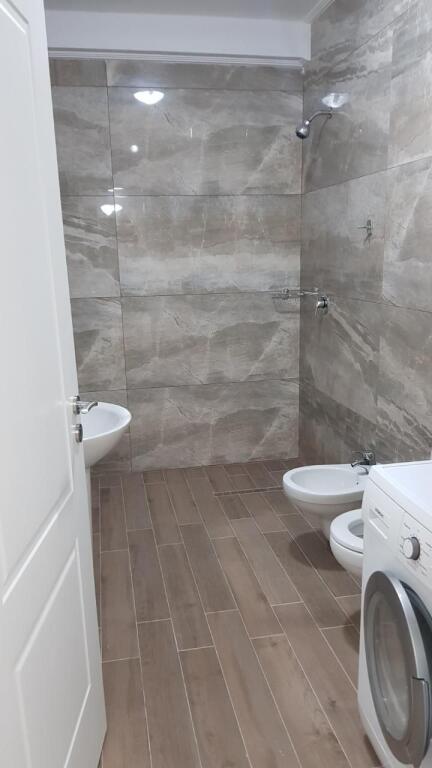 Affittasi 2+1+2wc al 6° piano, via 5 Maji, Palazzo Vila L, Completamente arredato