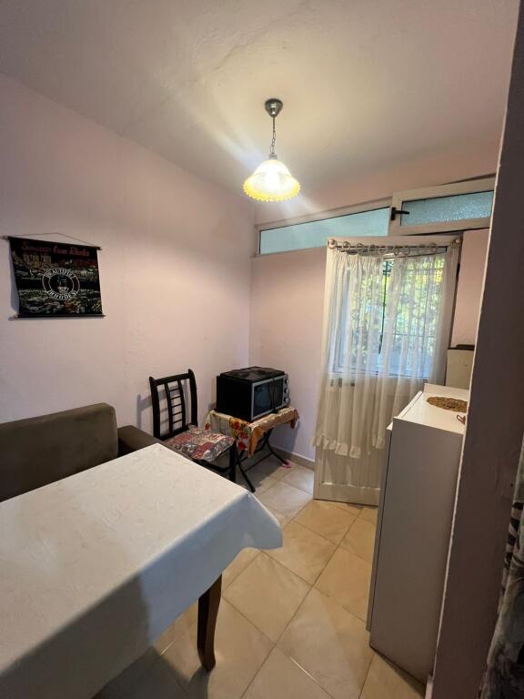 📍 Jepet me Qera Apartament 1+1 në Qendër të Tiranës tek Bulevardi Zogu i Pare