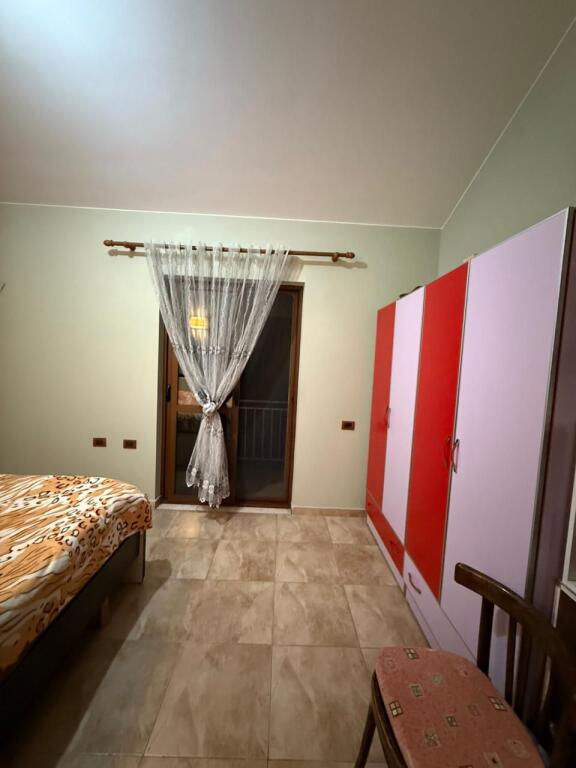 Villa su tre piani con tetto in vendita (con 2 ingressi)