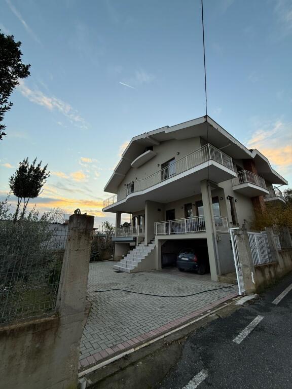Villa su tre piani con tetto in vendita (con 2 ingressi)