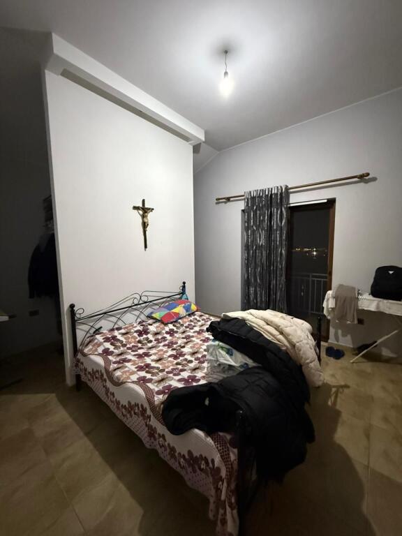 Villa su tre piani con tetto in vendita (con 2 ingressi)