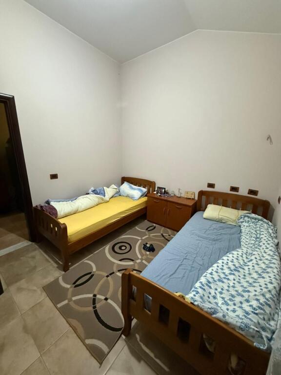 Villa su tre piani con tetto in vendita (con 2 ingressi)