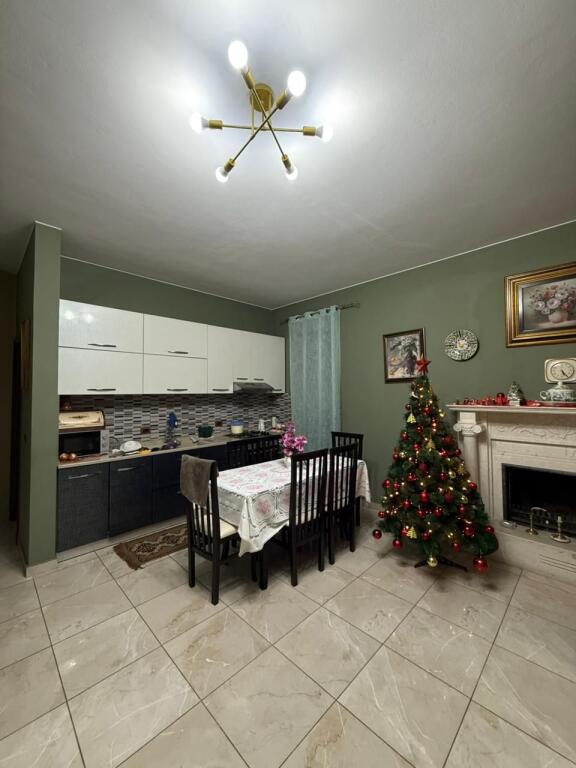 Villa su tre piani con tetto in vendita (con 2 ingressi)