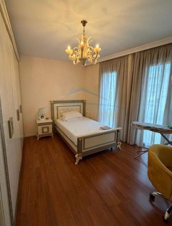 Shitet, Apartament 3+1+2+2 Poste Parkimi, Rruga e Elbasanit, Tiranë