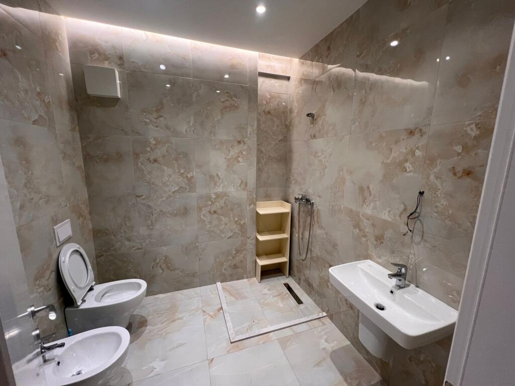 Ambiente per Ufficio – Via di Dibrë