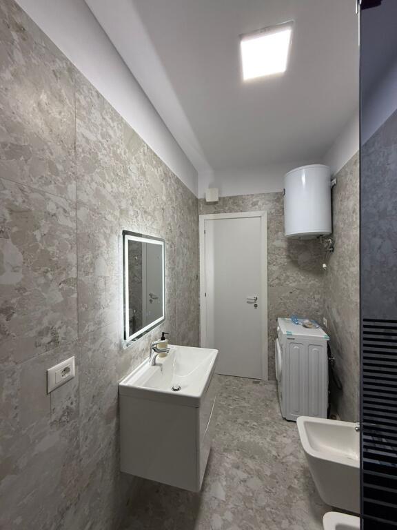 Vendesi in vendita 1+1 con deposito e parcheggio – Shkëmbi i Kavajës