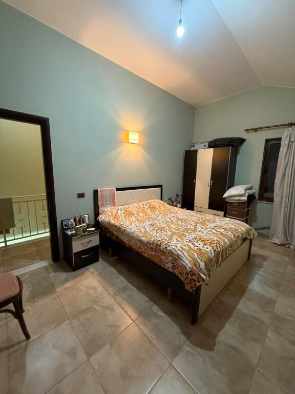 Villa su tre piani con tetto in vendita (con 2 ingressi)